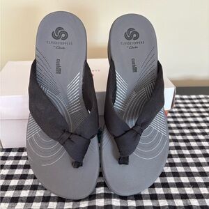 Clarks Cloudsteppers Black and Gray Flip Flops